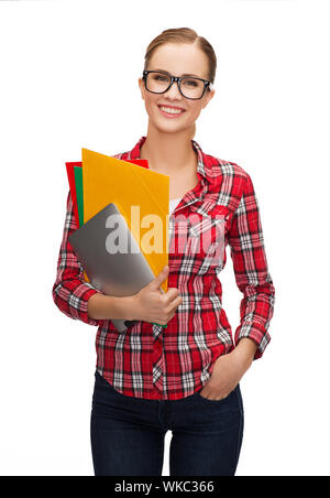 Bildung, Technologie und Personen Konzept - lächelnd Studentin in Brillen mit Ordnern und Tablet-PC Stockfoto