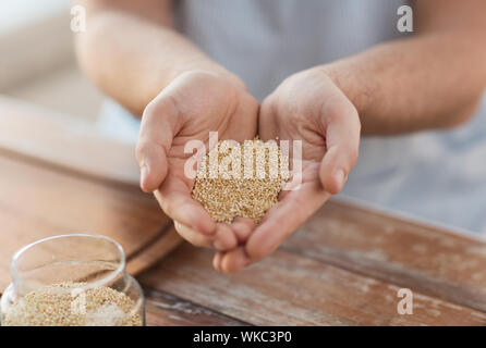 Koch- und home Konzept - Cloes bis der männlichen hohlen Hand mit quinoa Stockfoto