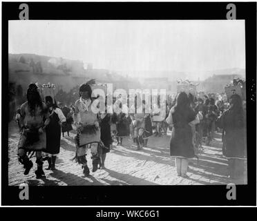 Jemez Pueblo Indianer in einem zeremoniellen Tanz/Simeon Schwemberger, St. Michaels, Maryland Stockfoto