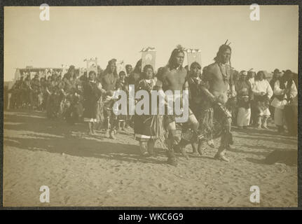 Jemez Pueblo Indianer in einem zeremoniellen Tanz, New Mexiko/Simeon Schwemberger, St. Michaels, Maryland Stockfoto