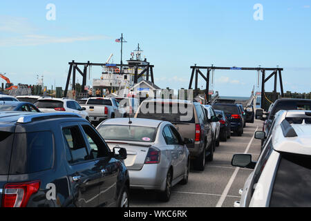 Autos am Hatteras Ferry Terminal auf dem Weg zum Ocracoke Island auf der North Carolina Outer Banks. Stockfoto