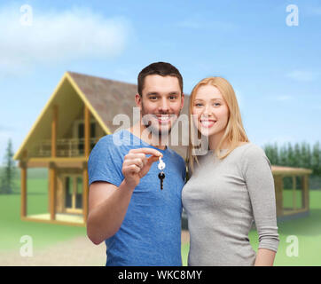 Immobilien, Familie und paar Konzept - lächelnde paar Betrieb Schlüssel Stockfoto