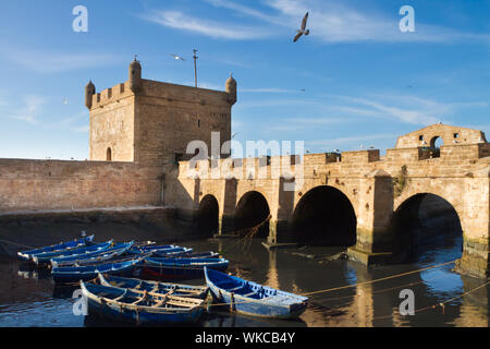 Fishermans Boote in Essaouira, die Stadt in der westlichen Marokko, an der Atlantikküste. Es hat auch durch Seine portugiesischen Namen Mogador bekannt. Marokko, Stockfoto