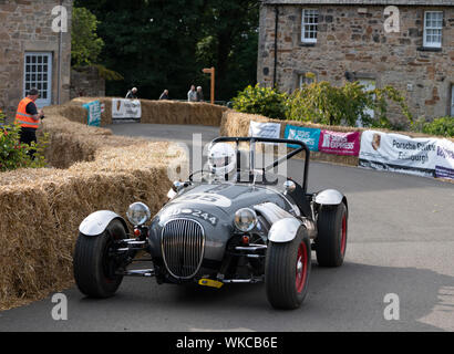 Boness Revival hillclimb Motorsportveranstaltung in Boness, Schottland, Großbritannien. Die 2019 Bo'ness Revival Classic und Bergrennen, erste Schottlands Zweck gebauten motorsport Veranstaltungsort, es 60 Jahre seit zwei Formel 1-Weltmeister Jim Clark hier konkurrierten. Es fand Samstag und Sonntag 31. August 1. September 2019. 95 Geoff Mansfield Kougar Besondere Stockfoto