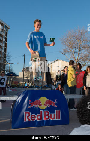 CASCAIS, PORTUGAL - 6. April 2014: Gustavo Ribeiro auf dem Podium in der 4. Phase des DC Skate Challenge von Fuel TV. Stockfoto