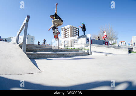 CASCAIS, PORTUGAL - 6. April 2014: Jorge Simoes während der 4. Etappe der DC Skate Challenge von Fuel TV. Stockfoto