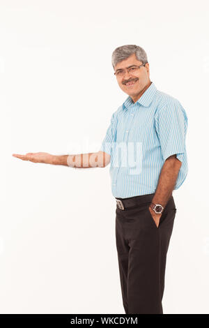 Geschäftsmann zeigt leere palm Stockfoto