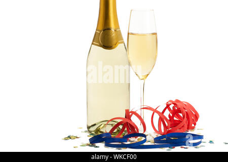 Glas Champagner mit Schlag-Outs und Konfetti vor eine Flasche Champagner auf weißem Hintergrund Stockfoto