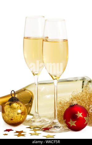 Zwei Gläser Champagner mit Engeln Haar, Metall Sterne, rote und goldene Weihnachtskugeln vor eine Flasche Champagner auf weißem Hintergrund Stockfoto