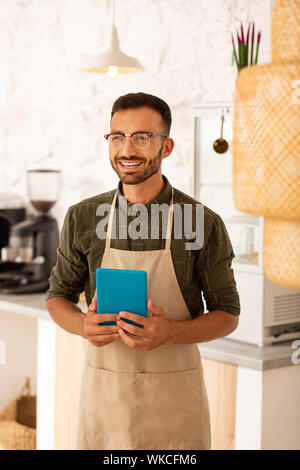 Unternehmer lächelnd. Erfolgreiche wohlhabenden Unternehmer besitzen Coffee Shop und fühlen sich glücklich lächelnd Stockfoto