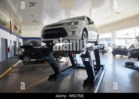 Auto auf der Hebebühne bereit für Inspektion oder Home Inspektion im Master Anlage Stockfoto