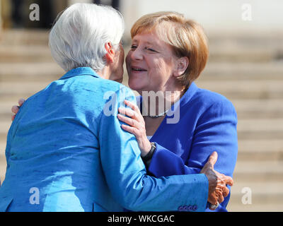 Leipzig, Deutschland. 31 Aug, 2019. Christine Lagarde, designierter Präsident der EZB, und Angela Merkel (CDU), begrüßen die deutsche Kanzlerin, bevor Sie die Ehrendoktorwürde verliehen wird durch die Handelshochschule Leipzig (HHL). Kredite: Jan Woitas/dpa-Zentralbild/dpa/Alamy leben Nachrichten Stockfoto