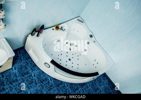 Whirlpool im Badezimmer. Badewanne mit Jacuzzi. Stockfoto