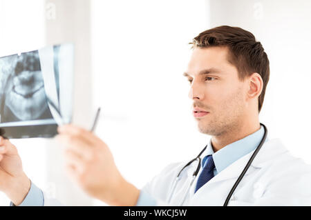 männlichen Arzt oder Zahnarzt Röntgen zu betrachten Stockfoto