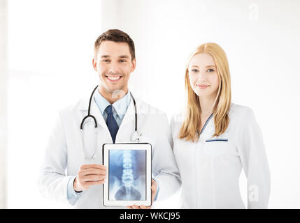 Helles Bild von zwei Ärzten x - ray auf Tablet PC Stockfoto