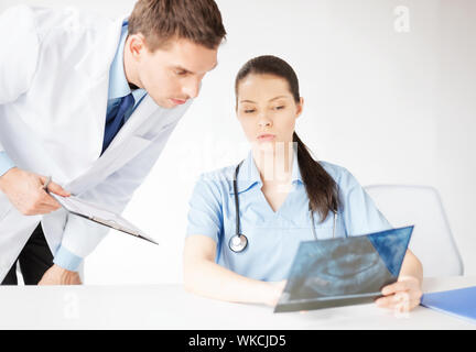 zwei medizinische Arbeiter Blick auf x-ray Stockfoto