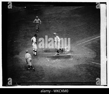 Jerry Kerben auf Home im 4. Inning des ersten Spiels, 10/4/24. Stockfoto