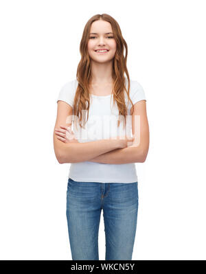 T-shirt-Design-Konzept - lächelnde Teenager im weißen T-shirt mit verschränkten Armen leer