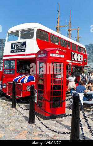 Routemaster bus umgewandelt in Street Cafe diner Restaurant. Liverpool Albert Docks. Tourismus in Merseyside England UK. Altmodische Telefon Stockfoto
