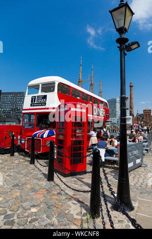 Routemaster bus umgewandelt in Street Cafe diner Restaurant. Liverpool Albert Docks. Tourismus in Merseyside England UK. Altmodische Telefon Stockfoto