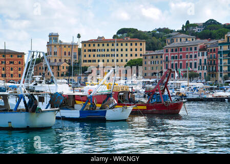 Santa Margherita Ligure, Italien - 15. August 2019: Resort Stadt im Osten der Ligurischen Riviera. Stadt, Hafen, Port. Boote auf dem Pier Stockfoto