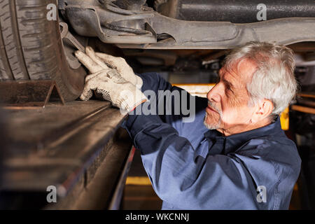 Mechaniker mit Erfahrung Reparaturen Aussetzung der Auto vor der eigentlichen Untersuchung Stockfoto
