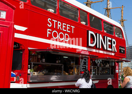 Routemaster bus umgewandelt in Street Cafe diner Restaurant. Liverpool Albert Docks. Tourismus in Merseyside England UK. Stockfoto