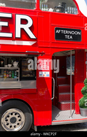 Routemaster bus umgewandelt in Street Cafe diner Restaurant. Liverpool Albert Docks. Tourismus in Merseyside England UK. Stockfoto
