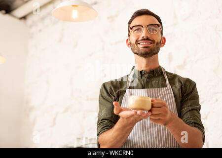 Tasse Kaffee. Lächelnd erfolgreicher Geschäftsmann besitzen Cafe holding Tasse Kaffee mit Milch Stockfoto