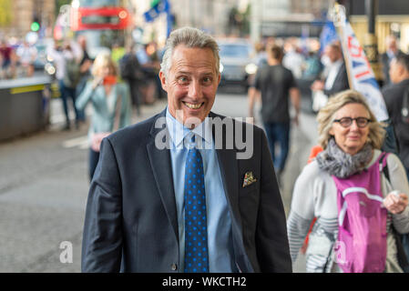 Ian Paisley Jr, DUP-Abgeordneter als Parlamentsabgeordneter, nahm nach der Sommerpause wieder auf, als der neue Premierminister Boris Johnson über den No Deal Brexit und den Prorogue debattierte. Menschen Stockfoto