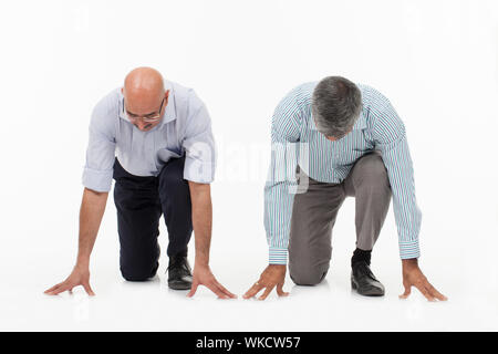 Zwei Geschäftsleute im Rennen an der Startposition Stockfoto