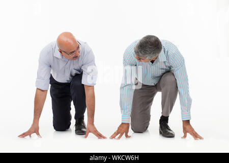 Zwei Geschäftsleute im Rennen an der Startposition Stockfoto