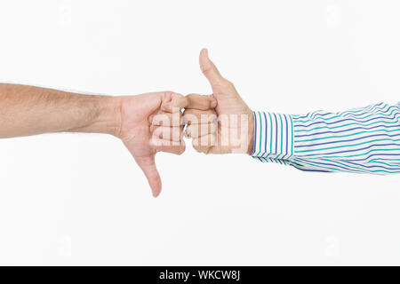 Geschäftsleute Hände zeigen Daumen nach unten und Daumen nach oben Symbol Stockfoto