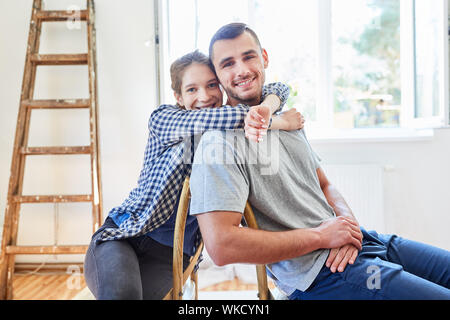 Glückliches junges paar Renovierung freuen sich über Einzug in das neue Haus Stockfoto