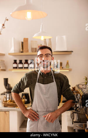 Stattliche Unternehmer. Hübscher junger Unternehmer besitzen Coffee Shop in der Nähe von Kaffeemaschine Stockfoto