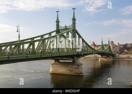 Szabadság Hid oder Freiheit oder Freiheit Brücke in Budapest. Es wurde im Jugendstil am Ende des 19. Jahrhunderts entworfen. Stockfoto