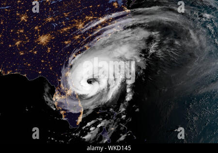 Daytona, Florida, USA. 4. Sep 2019. Hurricane Dorian ist durch die NOAA-Satelliten erfasst geht um 07:10 Uhr EST am 4. September 2019, etwa 90 km östlich von Daytona Beach, Florida. Maximale kontinuierliche Winde sind in der Nähe von 105 mph (165 km/h) mit höheren Böen. Obwohl einige Abschwächung erwartet wird, Dorian wird eine mächtige bleiben Hurrikans in den nächsten Tagen. Credit: NASA/UPI UPI/Alamy leben Nachrichten Stockfoto