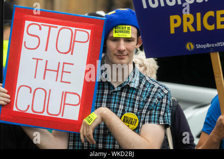 Westminster London, UK. 4. Bleiben Demonstrator mit Aufklebern auf seine Stirn während eines Protestes außerhalb des Parlaments in London. Der britische Premierminister Boris Johnson hat durch eine große Niederlage im Parlament wie Defiant opposition Gesetzgeber versucht Premierminister Boris Johnson von der Verfolgung einer "nicht-Deal' Ausscheiden aus der Europäischen Union Am 31. Oktober Credit: Amer ghazzal/Alamy Leben Nachrichten zu stoppen geschwächt worden Stockfoto