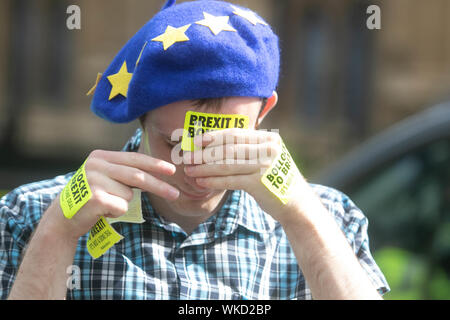 Westminster London, UK. 4. Bleiben Demonstrator mit Aufklebern auf seine Stirn während eines Protestes außerhalb des Parlaments in London. Der britische Premierminister Boris Johnson hat durch eine große Niederlage im Parlament wie Defiant opposition Gesetzgeber versucht Premierminister Boris Johnson von der Verfolgung einer "nicht-Deal' Ausscheiden aus der Europäischen Union Am 31. Oktober Credit: Amer ghazzal/Alamy Leben Nachrichten zu stoppen geschwächt worden Stockfoto