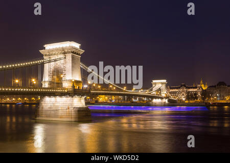 Die Széchenyi Kettenbrücke in Budapest, Ungarn. Überspannt den Fluss Donau zwischen Buda und Pest, die Kettenbrücke stammt aus dem späten 19. Jahrhundert. Stockfoto