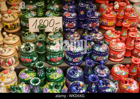 Potery im Verkauf bei dem Grossen Markt, Budapest, Ungarn. Stockfoto