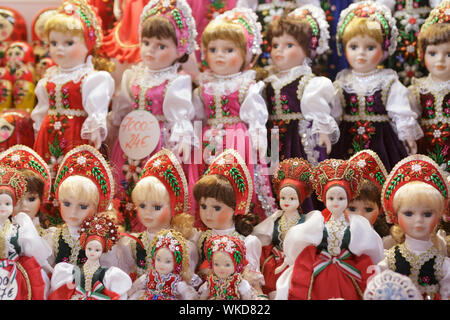 Traditionelle Puppen auf den Verkauf in den großen Markt, Budapest, Ungarn. Stockfoto