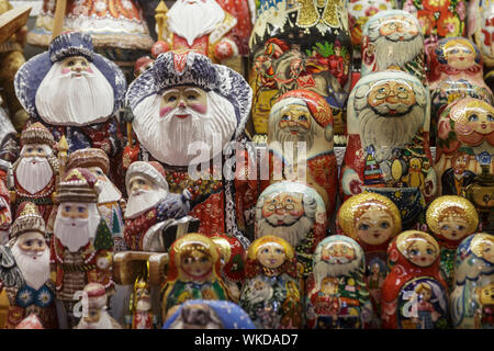 Russische Puppen zum Verkauf auf den großen Markt in Budapest, Ungarn. Stockfoto