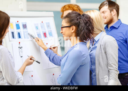 Designer Kleidung Designes im Büro auswählen Stockfoto