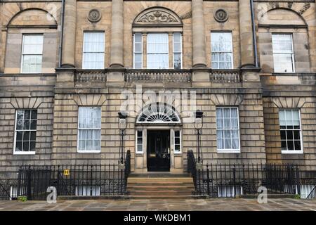 Den vorderen Eingang Bute Haus die offizielle Residenz der erste Minister von Schottland in Charlotte Square in Edinburgh, Schottland, Großbritannien Stockfoto