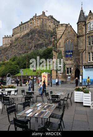 Die Burg von Edinburgh über die 'kalten Stadt Haus sitzt in den Grassmarket, Edinburgh, Schottland, Großbritannien, Europa Stockfoto