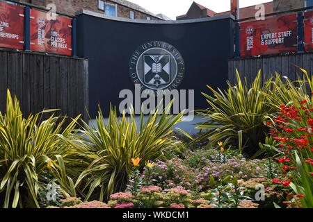 Die Universität von Edinburgh Wappen und bepflanzten Garten auf dem Campus der Universität, Schottland, Großbritannien, Europa Stockfoto