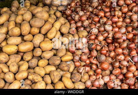 Kartoffeln und Zwiebeln in einem lebensmittelmarkt an der lokalen Bauern Produkte direkt an die Verbraucher verkaufen. Stockfoto