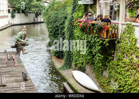 Prager Certovka Kanal Prag, Touristen auf der Terrasse Restaurant über Devils Kanalwasser, Kampa Inselstrom Prag Tschechische Republik Kampa Insel Prag Stockfoto