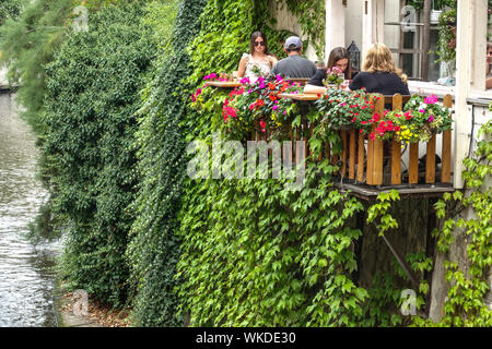 Prag Certovka Kanal, Touristen auf Terrasse Restaurant über Wasser, Kampa Insel Prag kleines Viertel Prag Tschechische Republik Europa Stockfoto